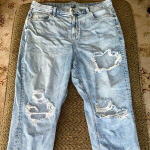👖 American Eagle Distressed Mom Jeans – Light Wash (Size 14) 👖